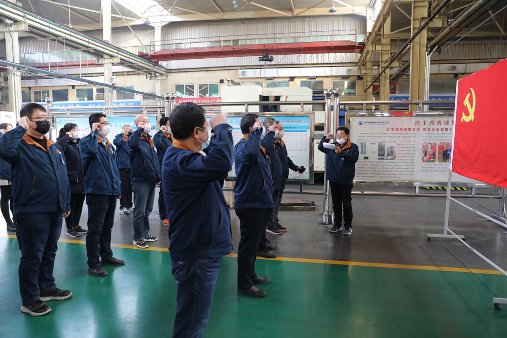 圖3： 2月21日，新成立的口罩機項目研發(fā)和生產兩個臨時黨支部在黨旗下誓師，勇于擔當、不怕困難、全力以赴，堅決完成攻堅任務。1.jpg