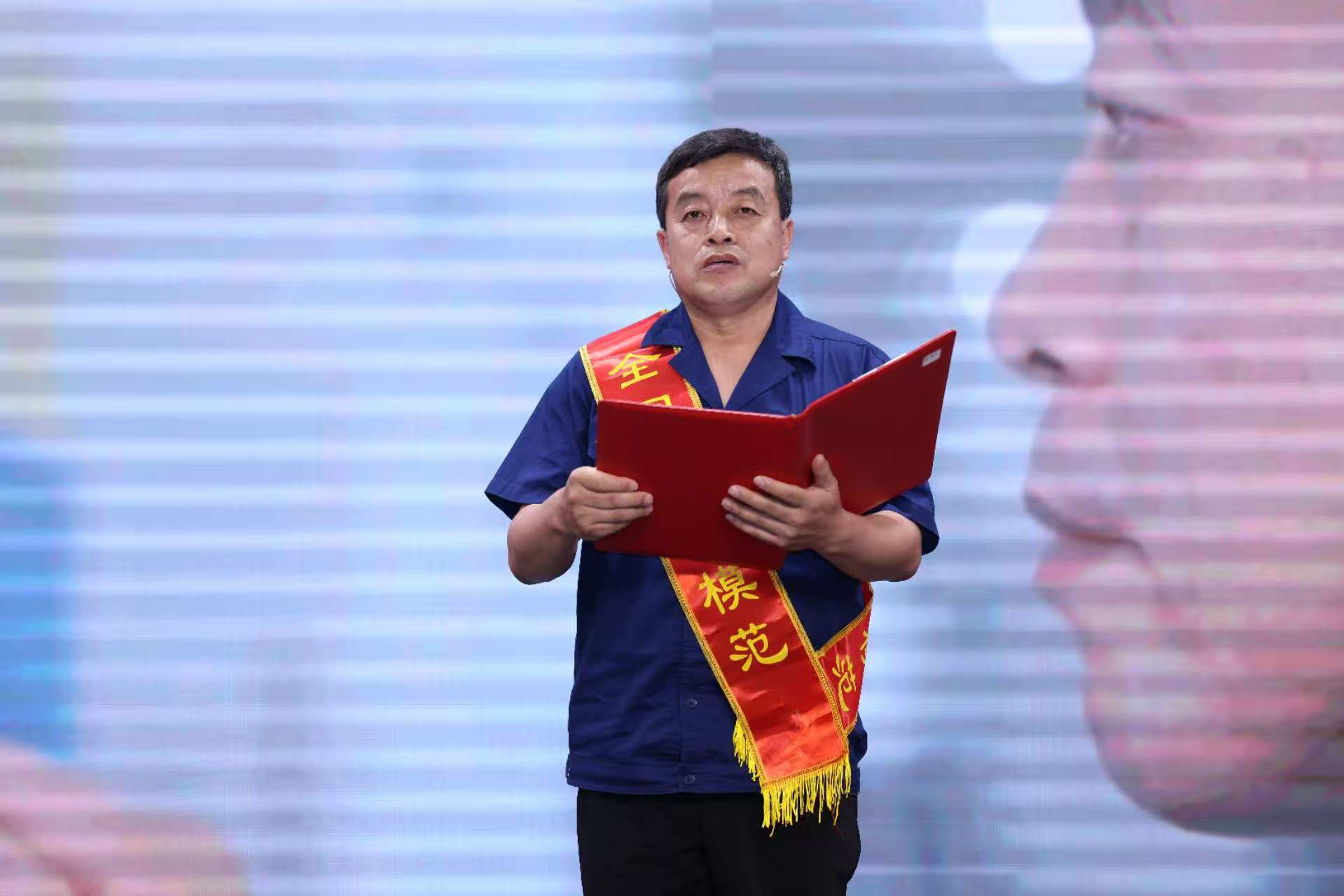 薛工現(xiàn)場匯報(bào).jpg 薛工現(xiàn)場匯報(bào).jpg